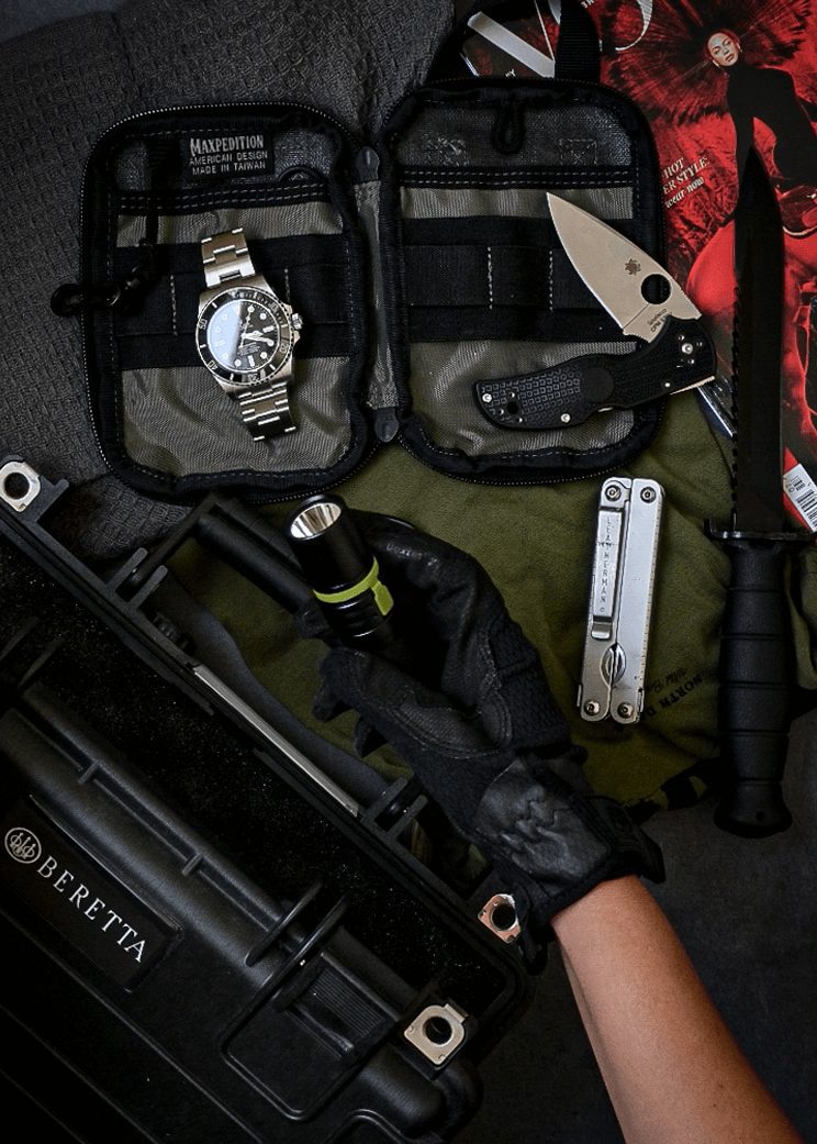 everyday carry-flash light-knife-beretta