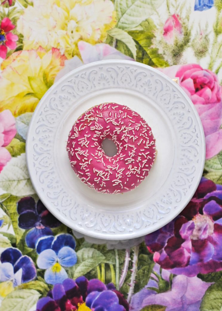donuts-product-photo-styling-sole-bassett-geneve-suisse photo of botanical book with a microscope and notebook