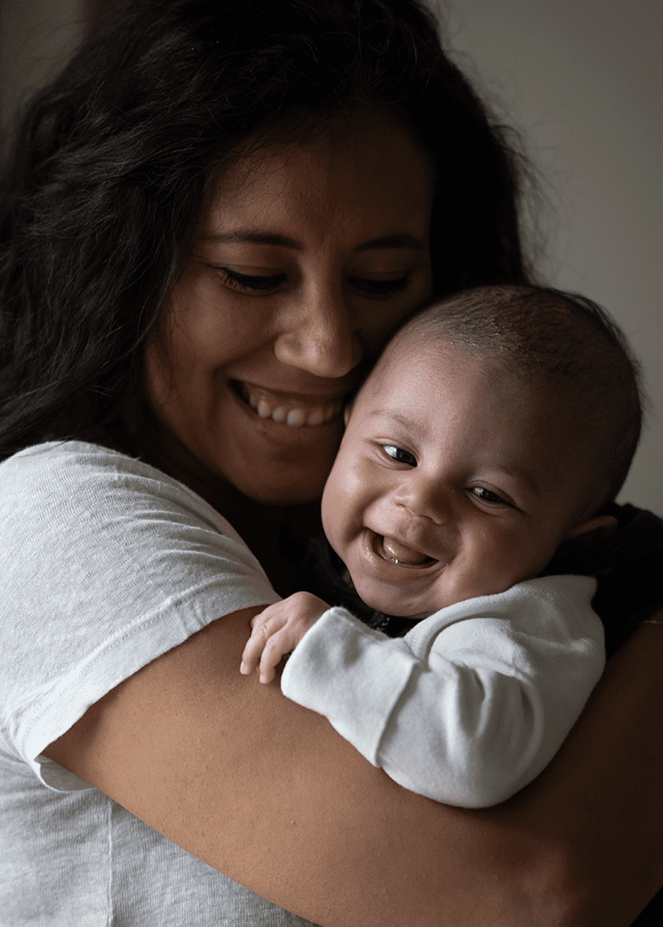 professional-family-portrait-sole-bassett-geneve-switzerland-mummy and baby Mum and baby